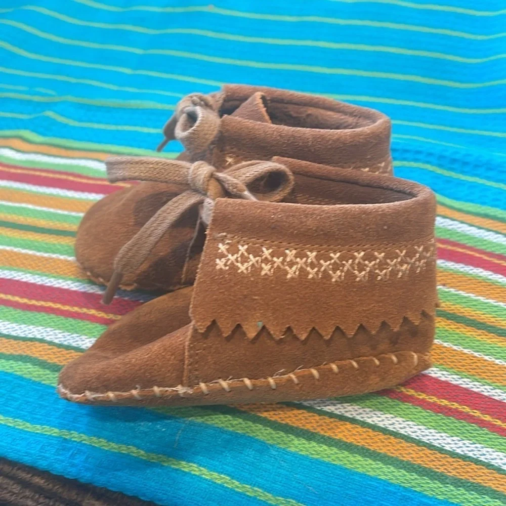 Mango baby Fringed leather boots  Rounded toe. Decorative fringing.